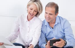 man-woman-couch-paperwork-bills-calculator-123rF-21234769_xl.jpg